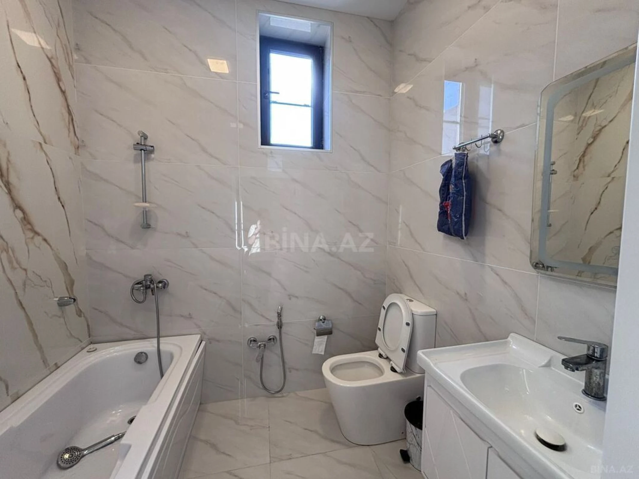 Satılır 5 otaqlı həyət evi 200 m²