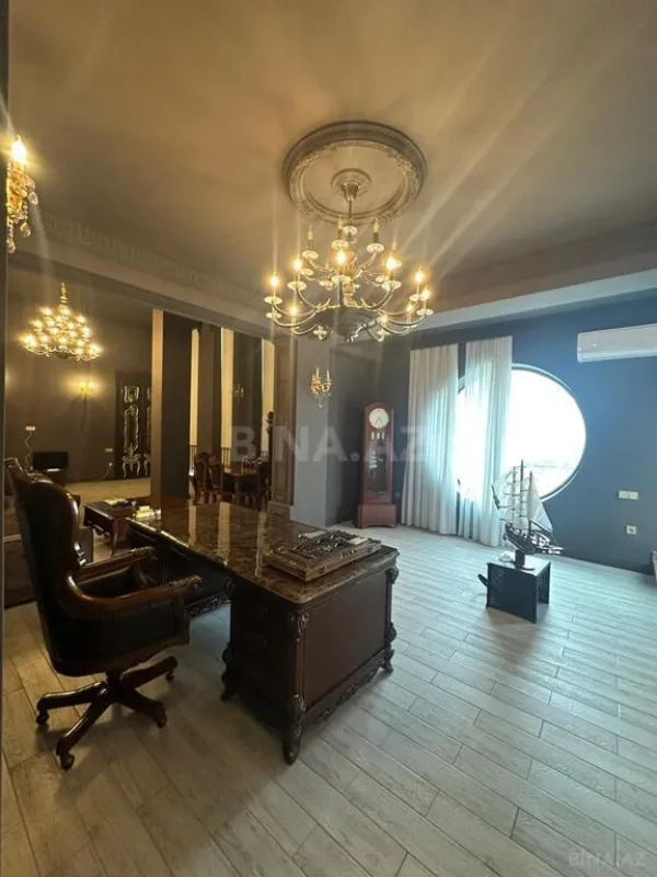 Satılır 8 otaqlı mənzil 1300 m²