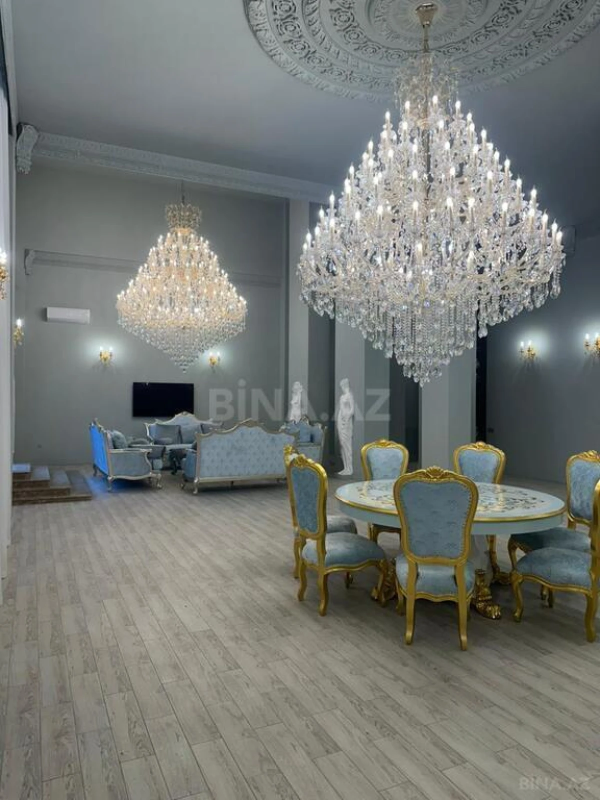 Satılır 8 otaqlı mənzil 1300 m²