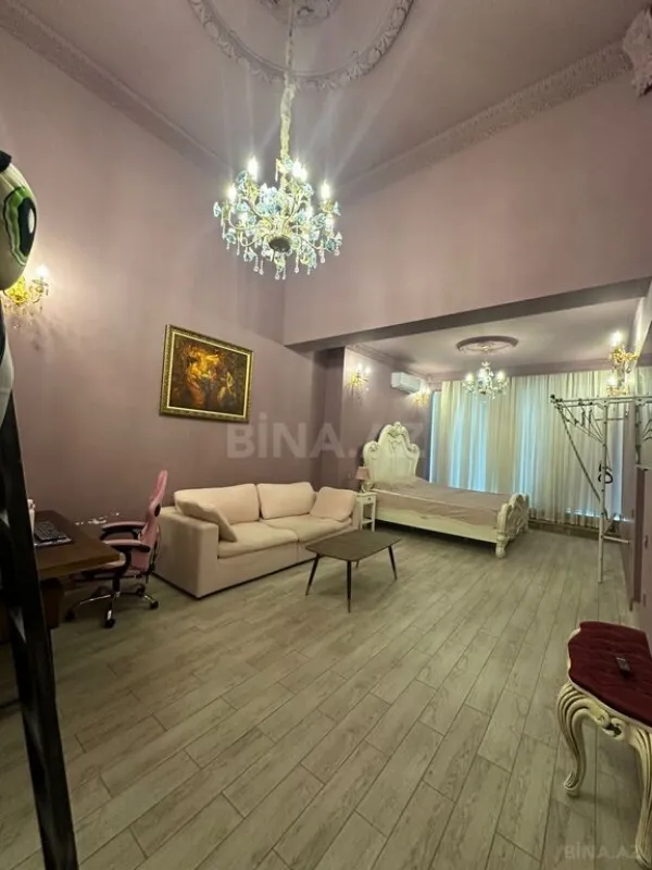 Satılır 8 otaqlı mənzil 1300 m²