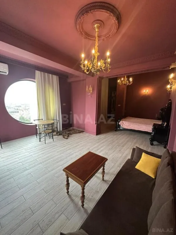 Satılır 8 otaqlı mənzil 1300 m²