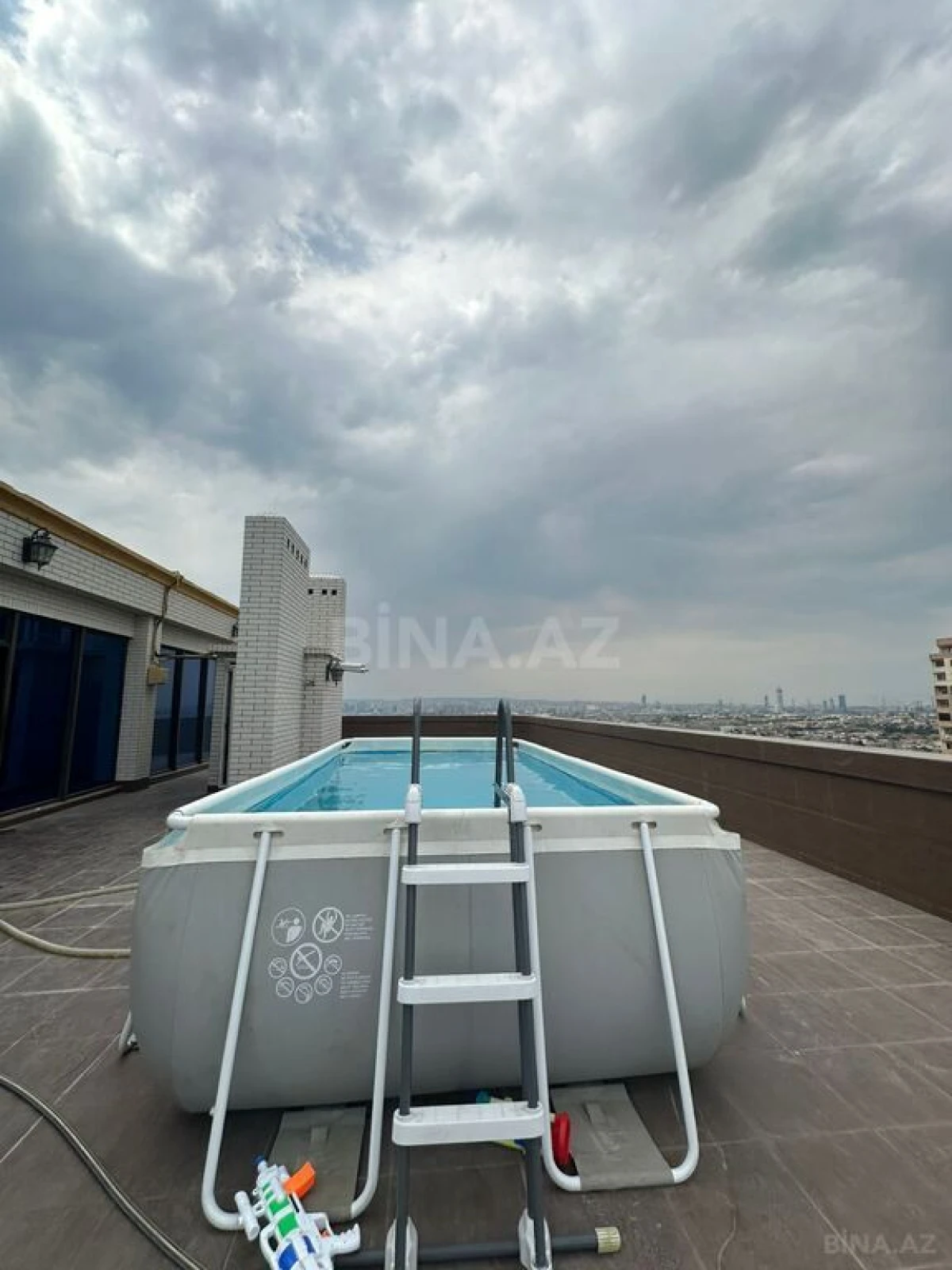 Satılır 8 otaqlı mənzil 1300 m²