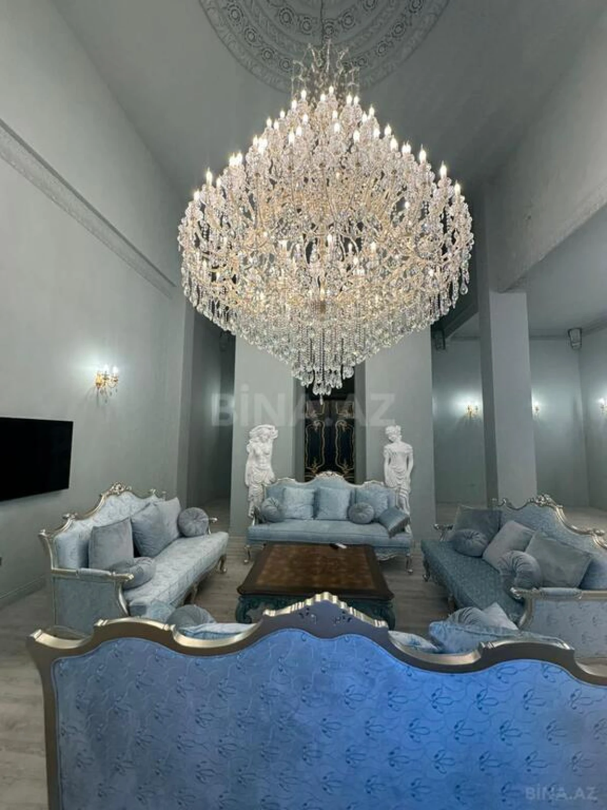 Satılır 8 otaqlı mənzil 1300 m²