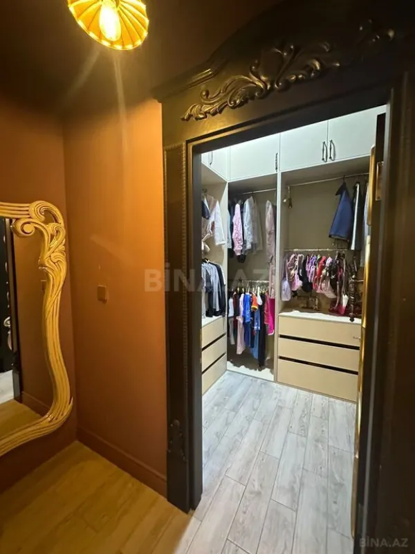 Satılır 8 otaqlı mənzil 1300 m²