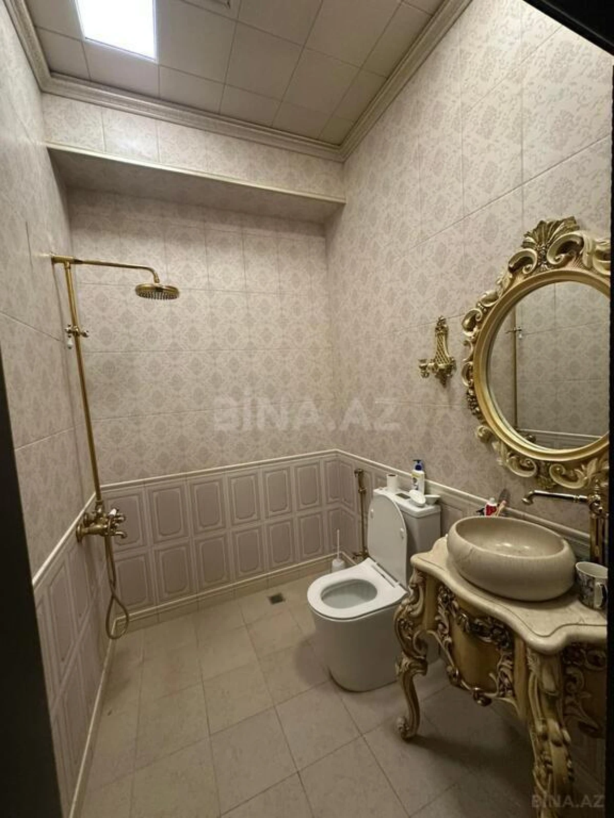 Satılır 8 otaqlı mənzil 1300 m²