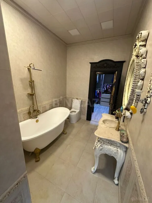 Satılır 8 otaqlı mənzil 1300 m²