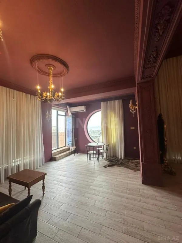 Satılır 8 otaqlı mənzil 1300 m²