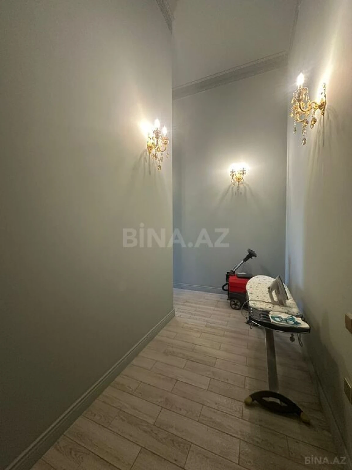 Satılır 8 otaqlı mənzil 1300 m²