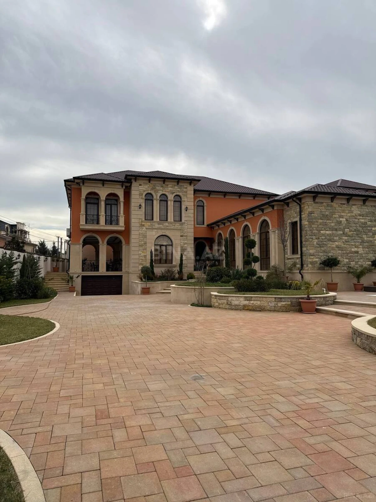 Satılır 8 otaqlı həyət evi 800 m²