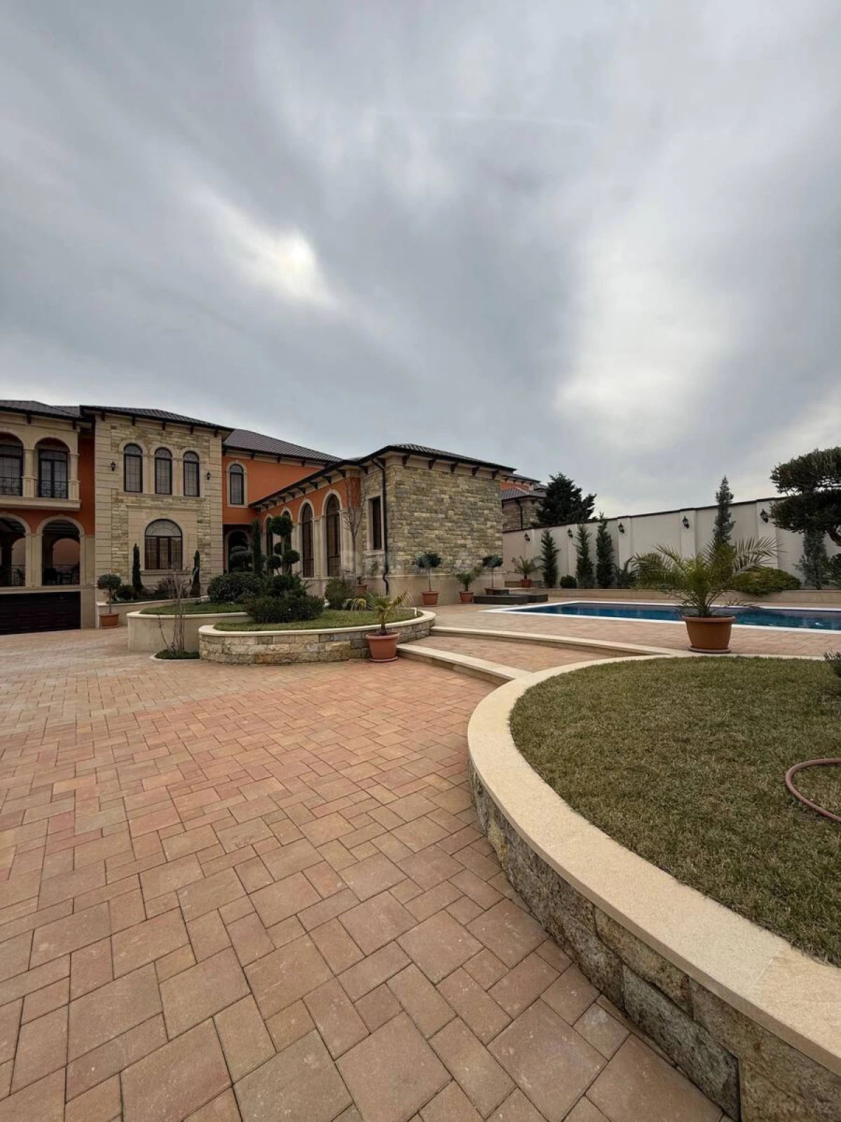 Satılır 8 otaqlı həyət evi 800 m²