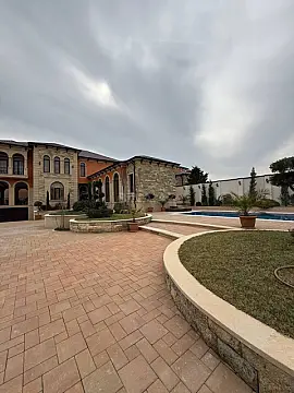 Satılır 8 otaqlı həyət evi 800 m²