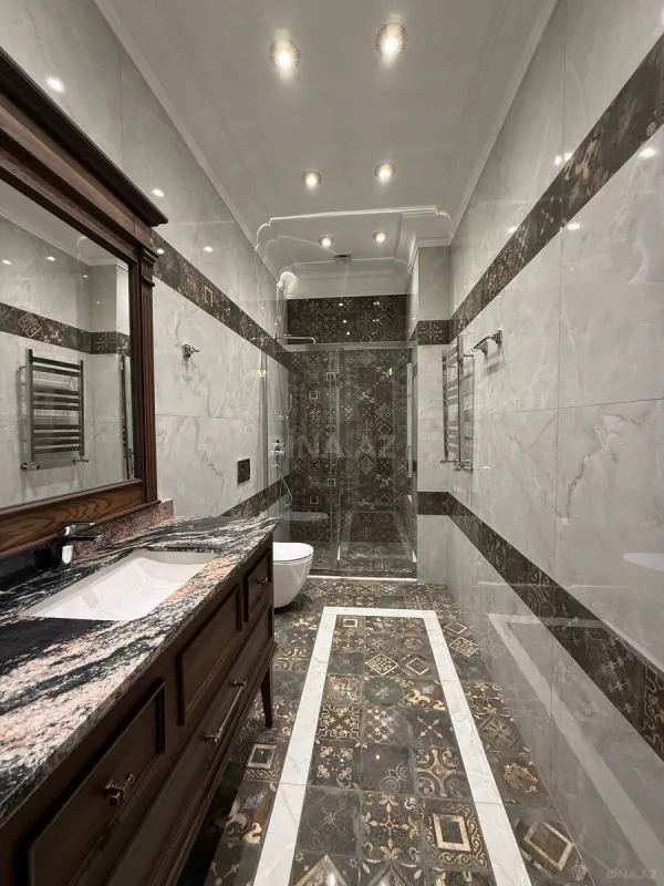 Satılır 8 otaqlı həyət evi 800 m²