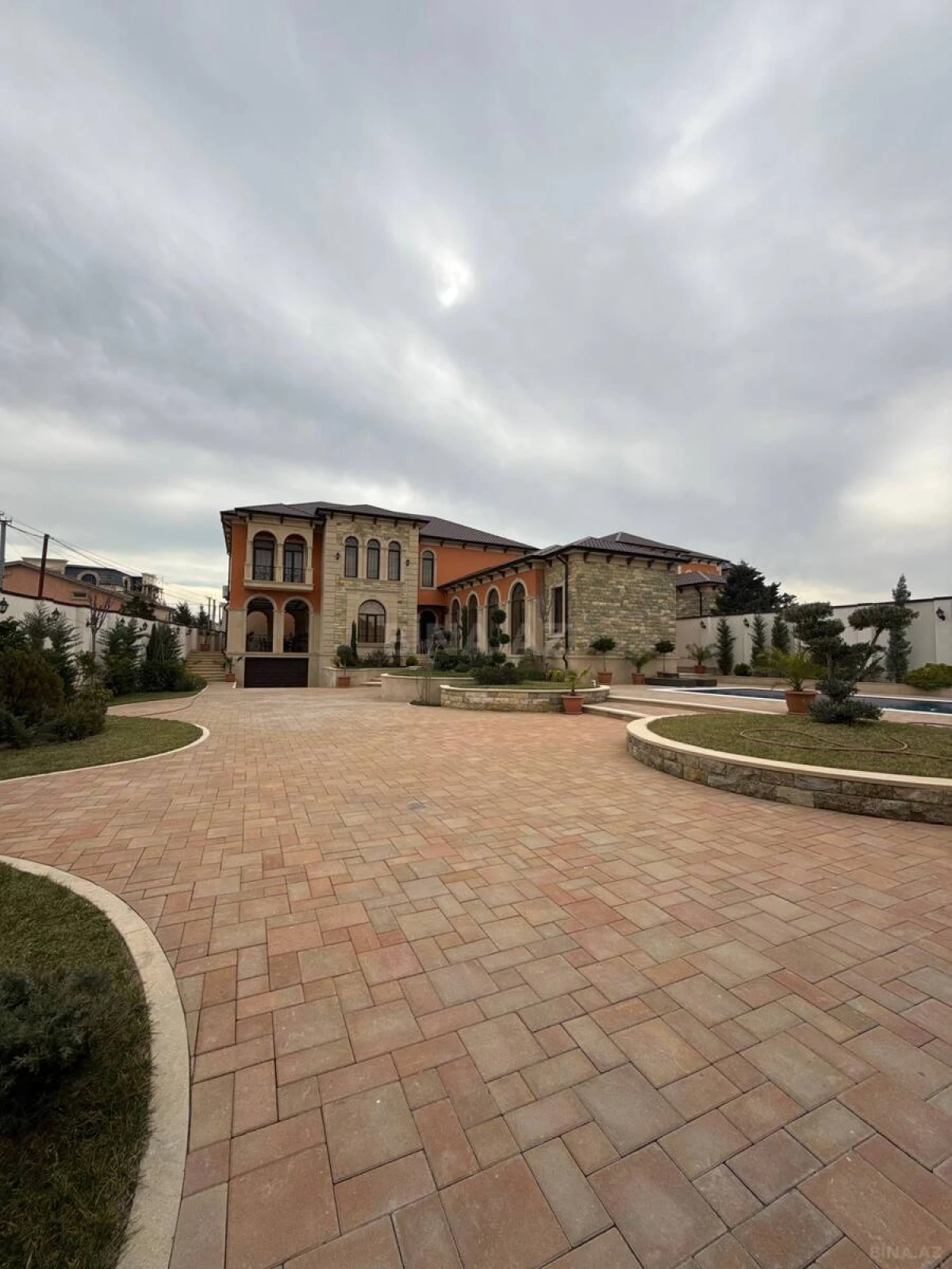 Satılır 8 otaqlı həyət evi 800 m²