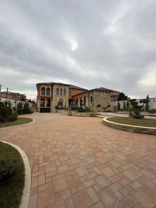 Satılır 8 otaqlı həyət evi 800 m²