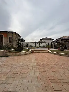 Satılır 8 otaqlı həyət evi 800 m²