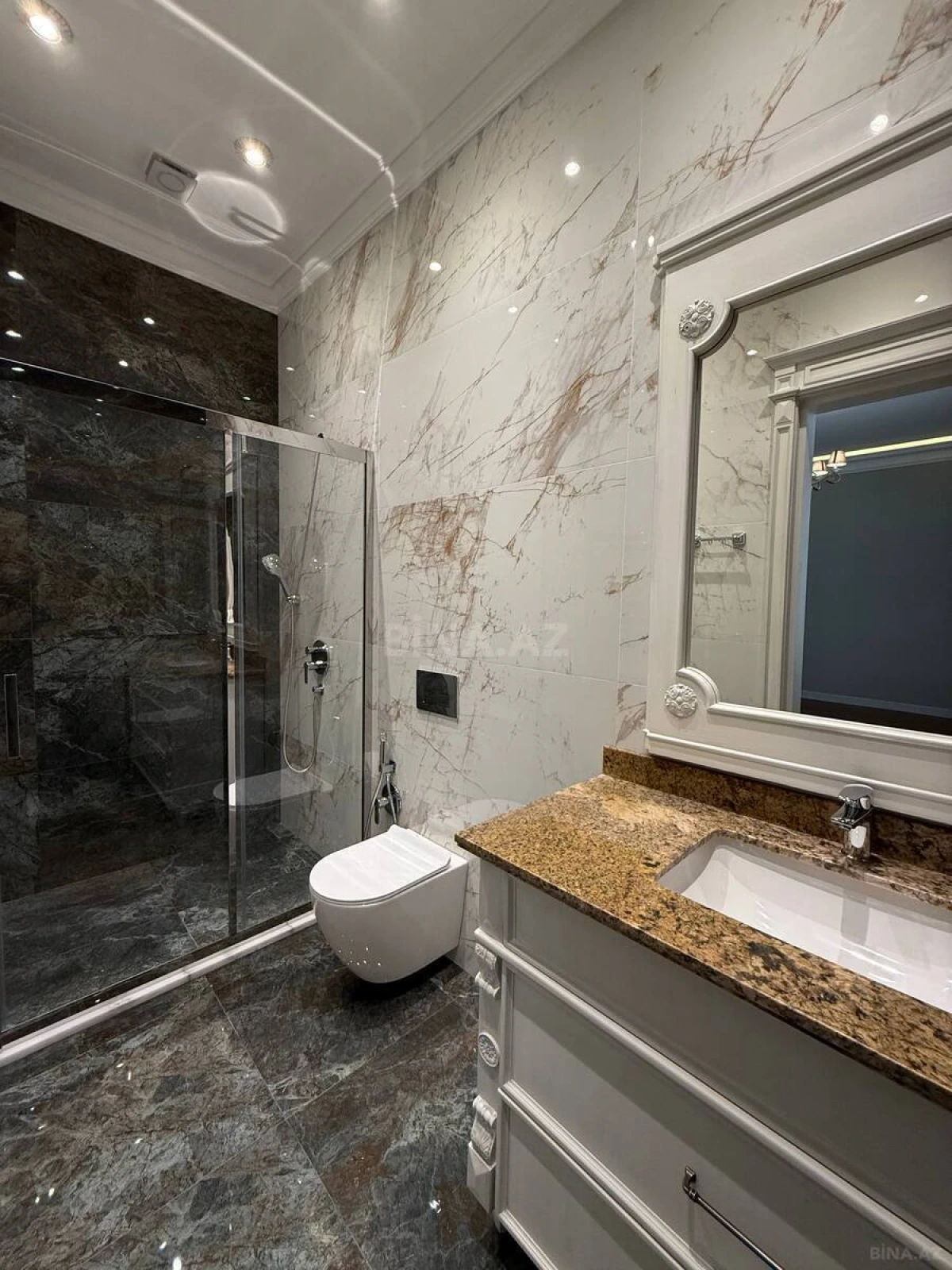 Satılır 8 otaqlı həyət evi 800 m²