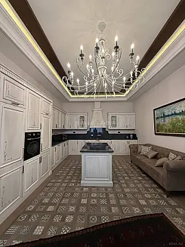 Satılır 8 otaqlı həyət evi 800 m²