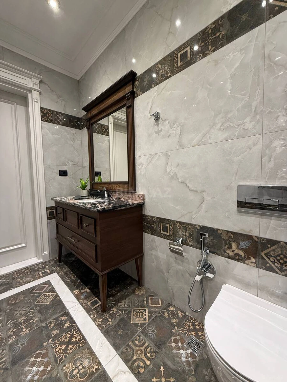 Satılır 8 otaqlı həyət evi 800 m²