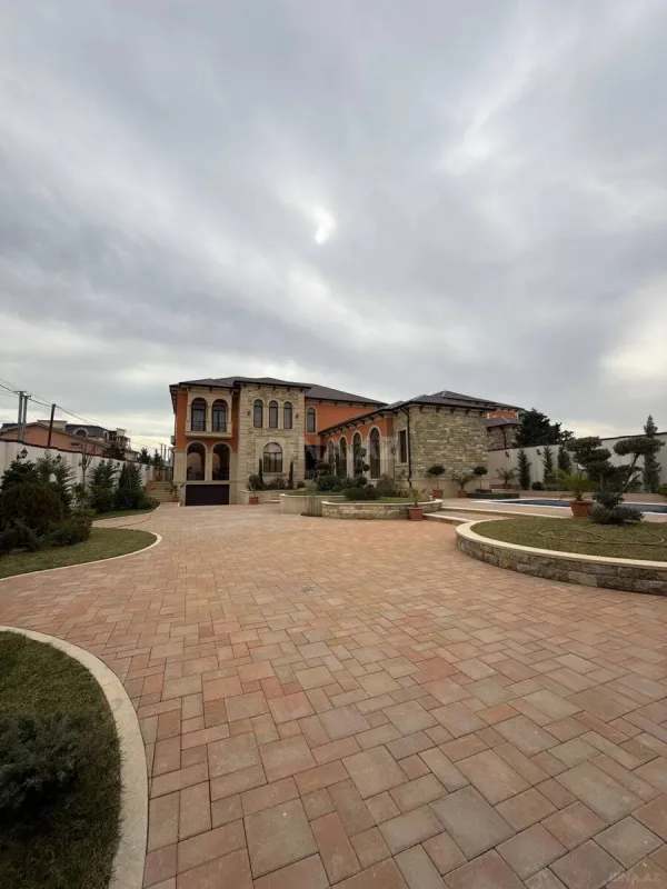 Satılır 8 otaqlı həyət evi 800 m²