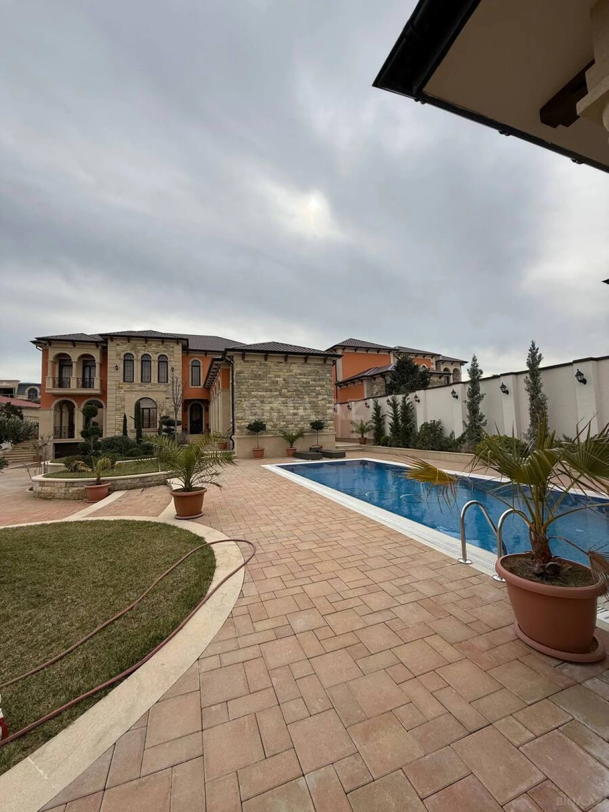 Satılır 8 otaqlı həyət evi 800 m²