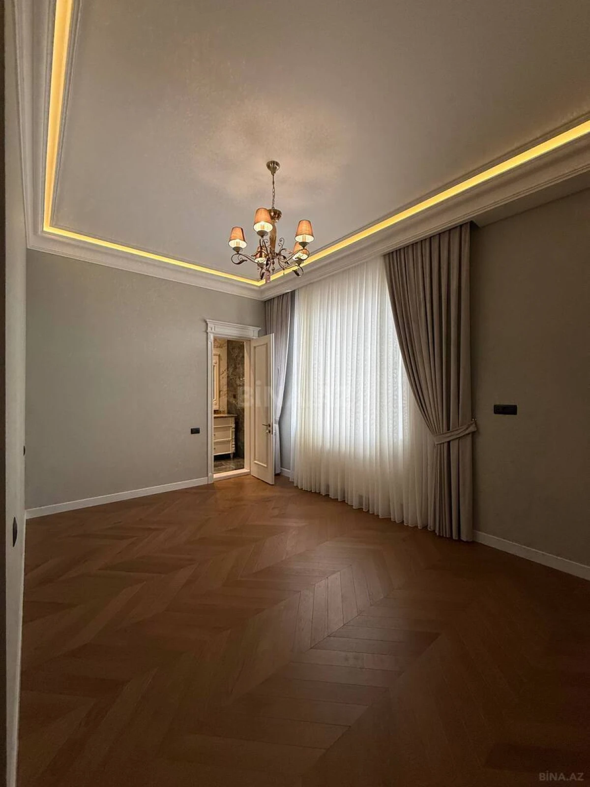 Satılır 8 otaqlı həyət evi 800 m²