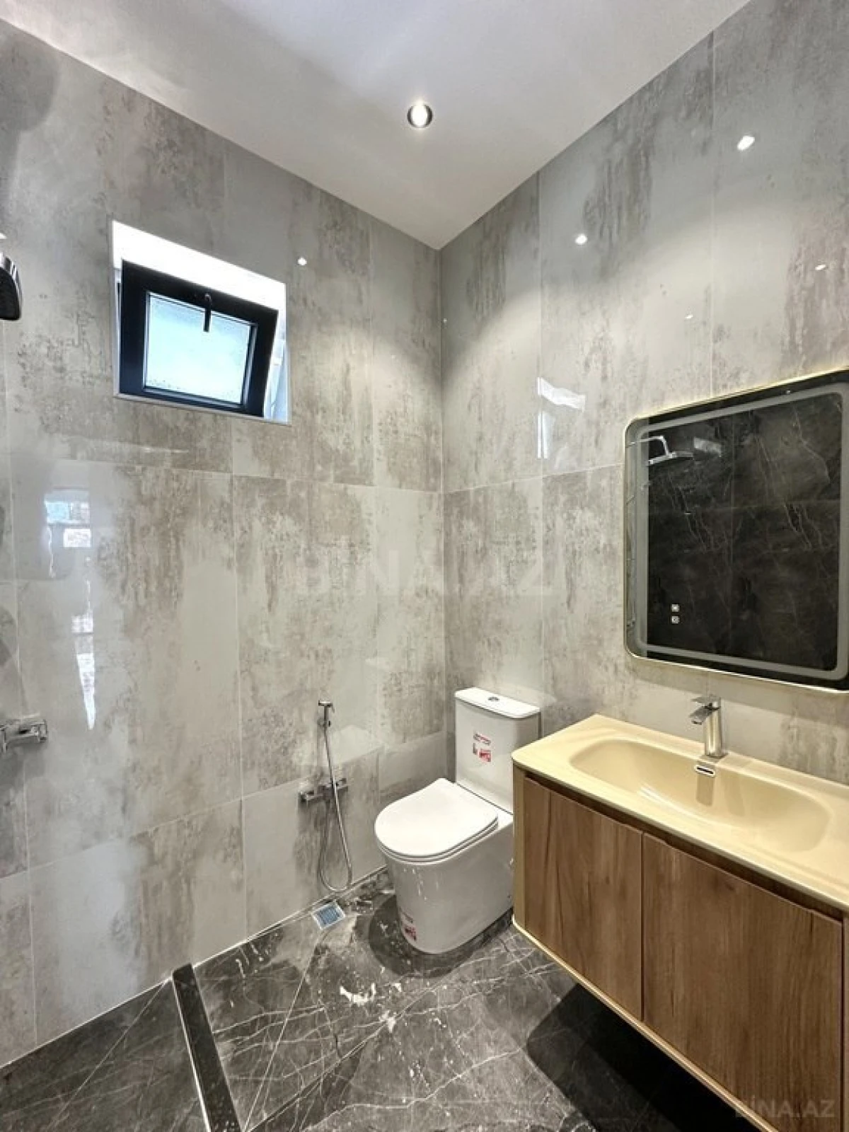 Satılır 4 otaqlı həyət evi 200 m²