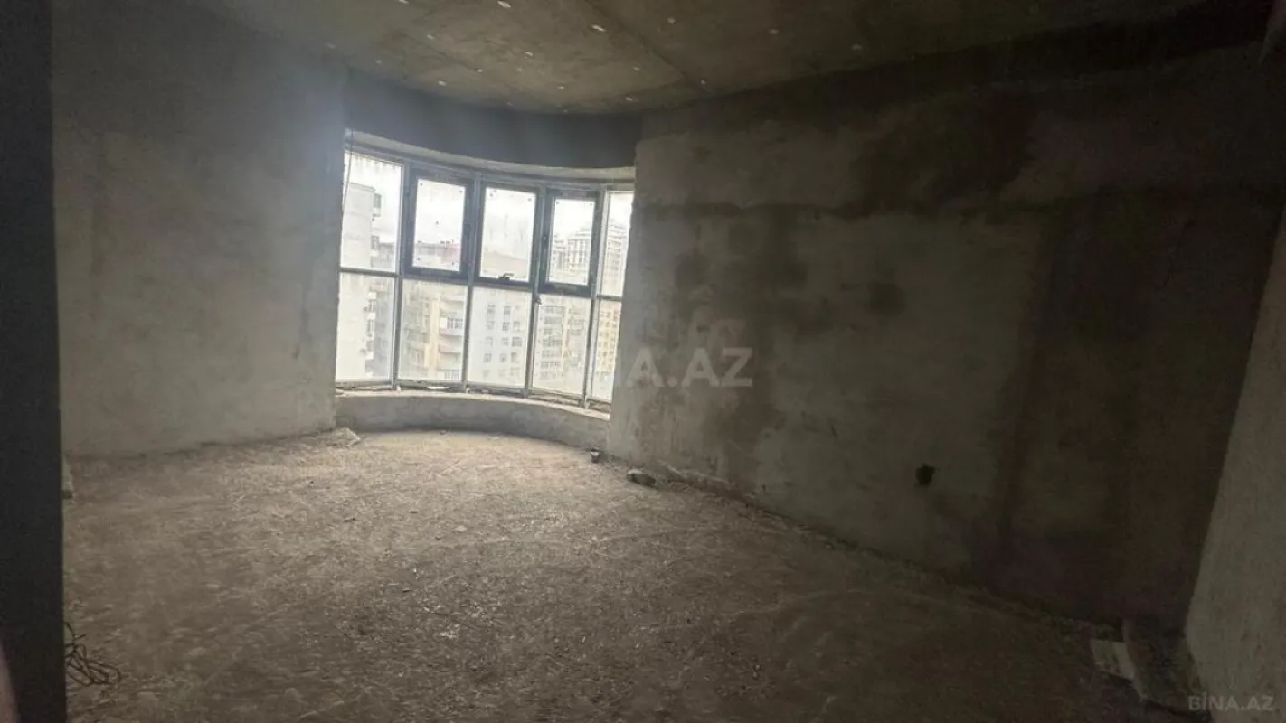 Satılır 4 otaqlı mənzil 194 m²