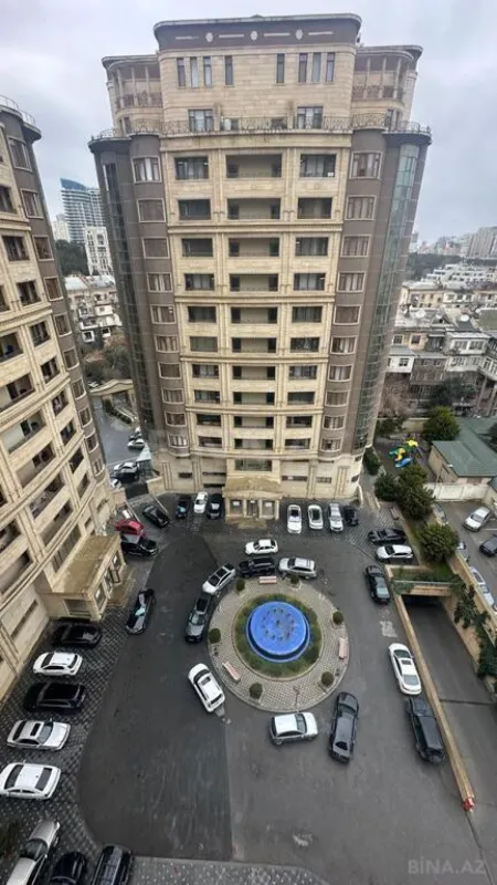 Satılır 4 otaqlı mənzil 194 m²