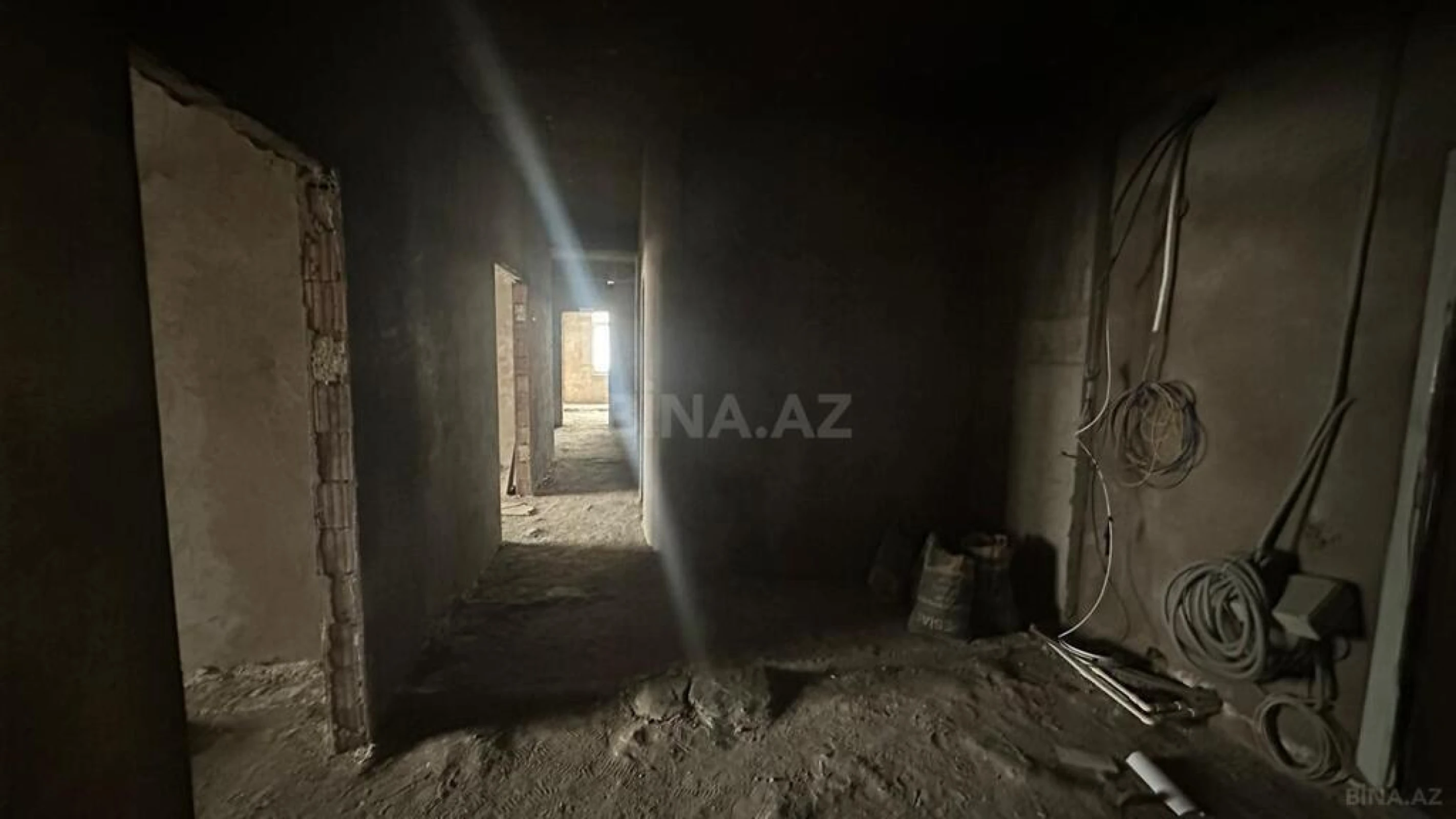 Satılır 4 otaqlı mənzil 194 m²