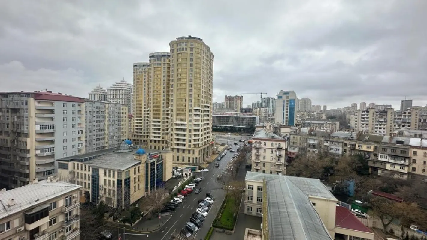 Satılır 4 otaqlı mənzil 194 m²