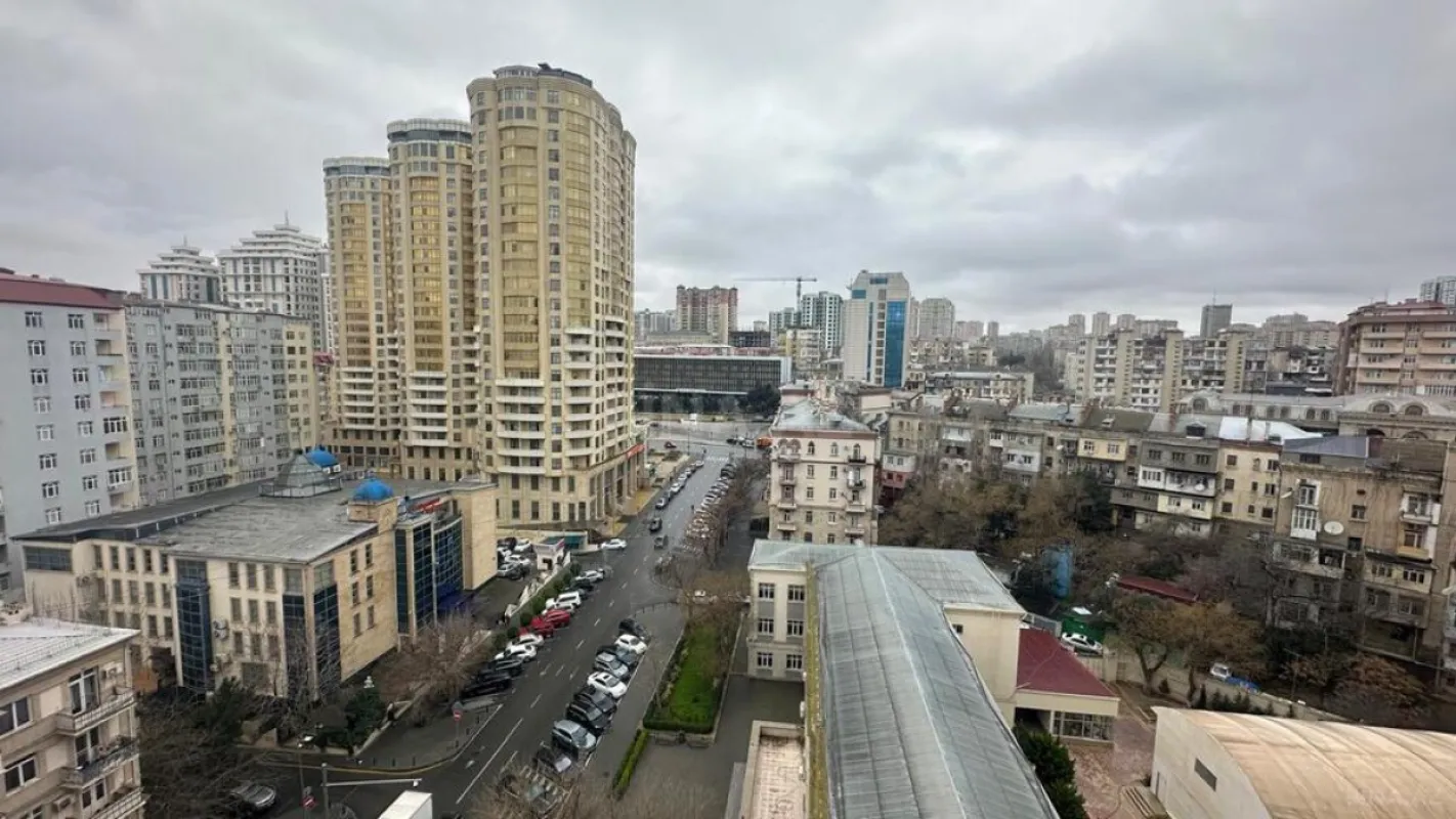 Satılır 4 otaqlı mənzil 194 m²