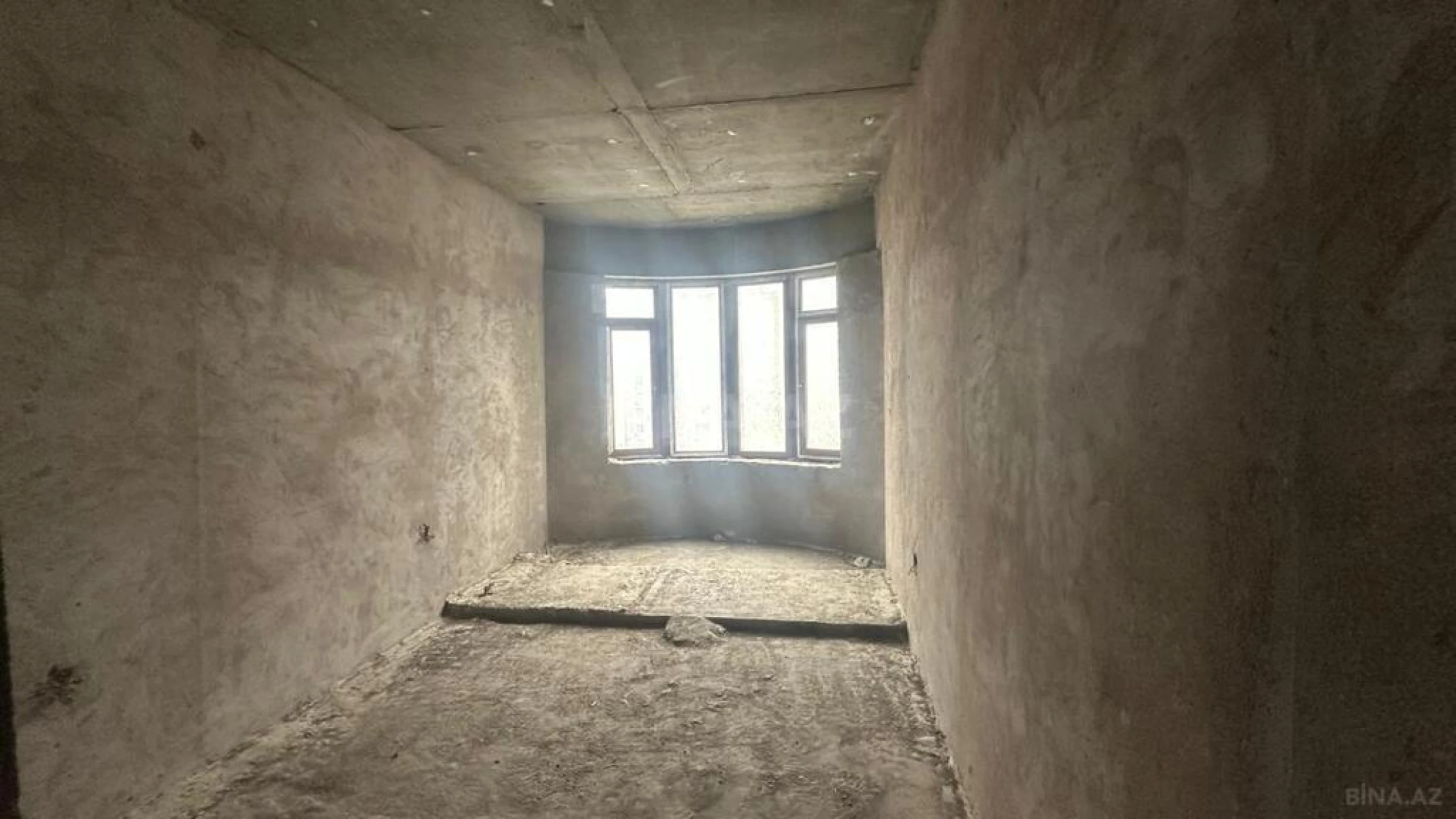 Satılır 4 otaqlı mənzil 194 m²