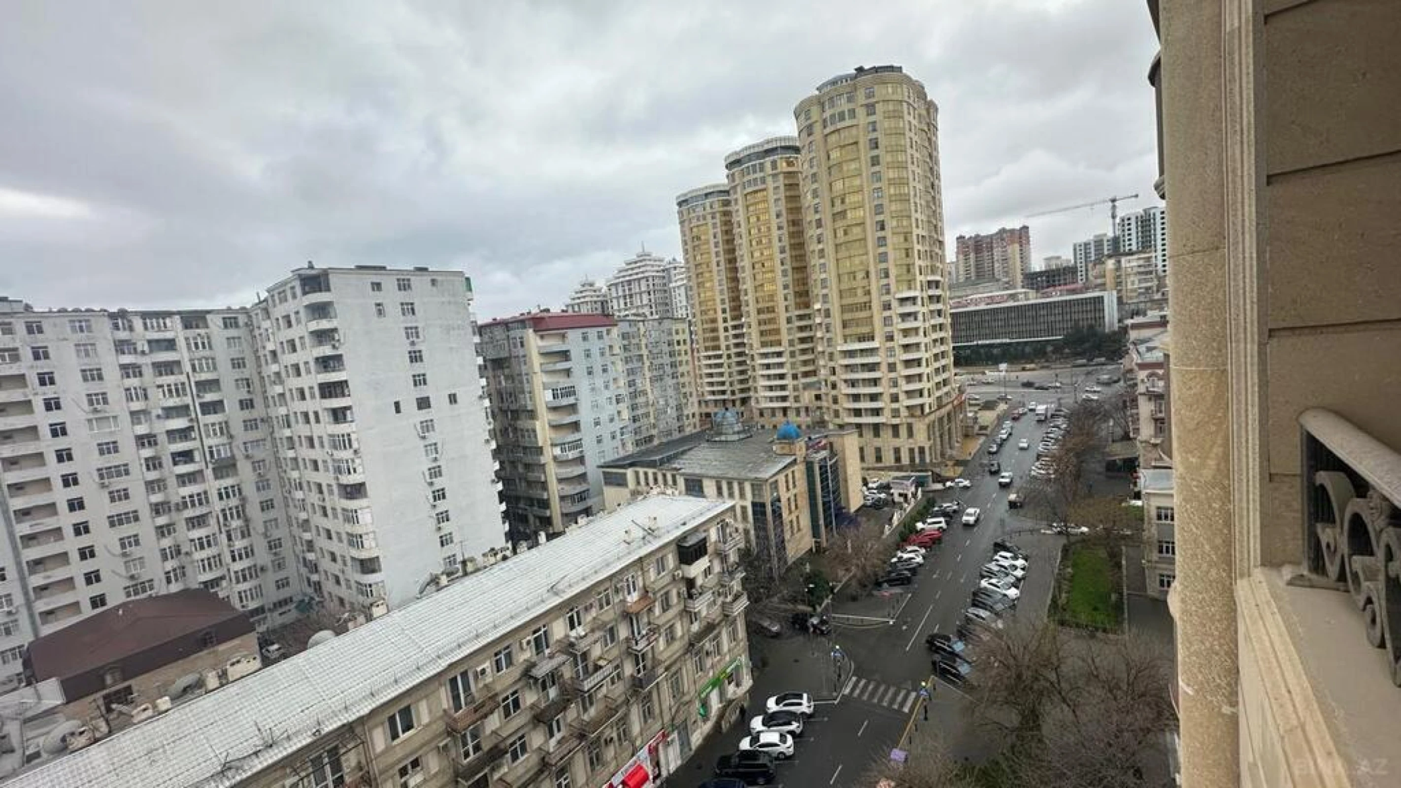 Satılır 4 otaqlı mənzil 194 m²