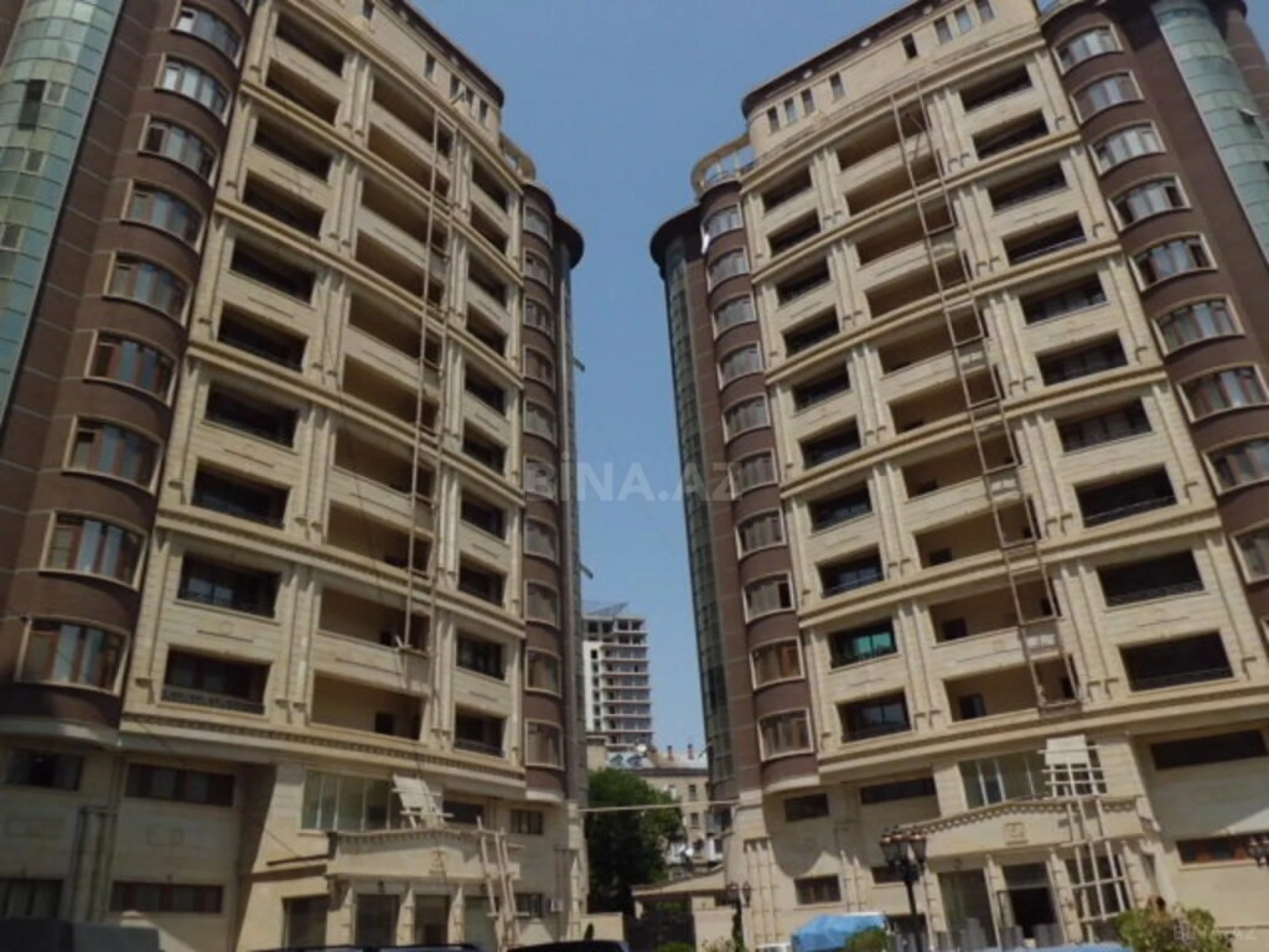 Satılır 4 otaqlı mənzil 194 m²