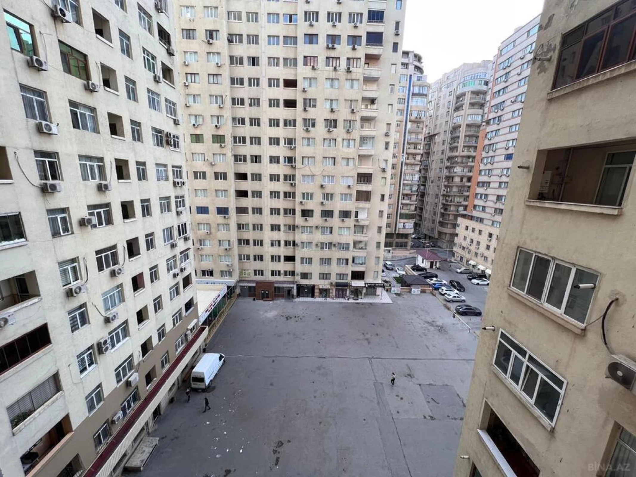 Satılır 3 otaqlı mənzil 165 m²