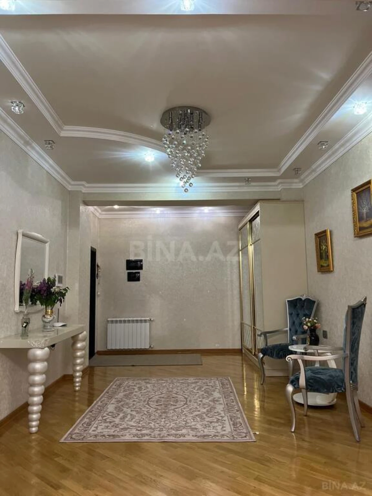 Satılır 3 otaqlı mənzil 165 m²