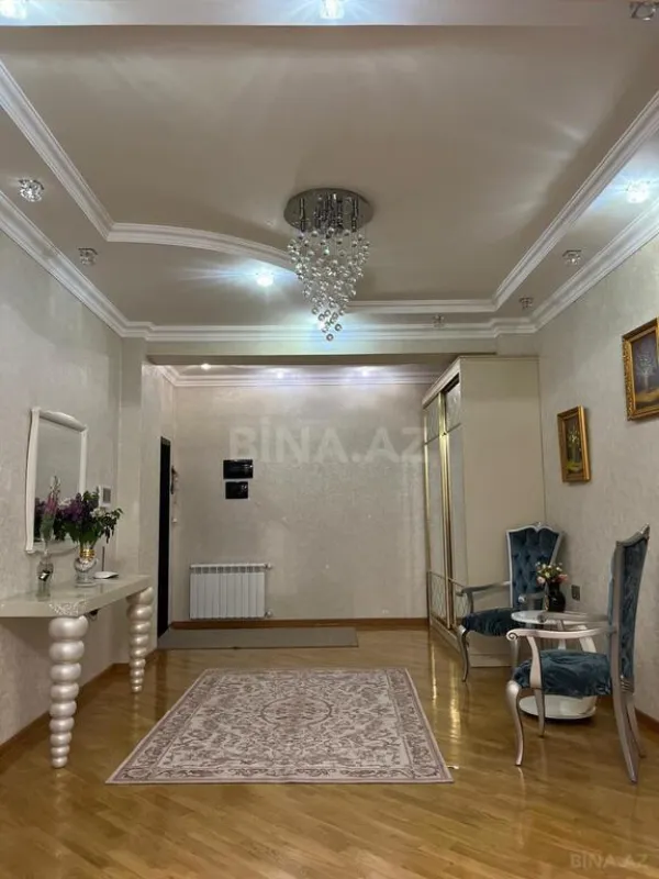 Satılır 3 otaqlı mənzil 165 m²