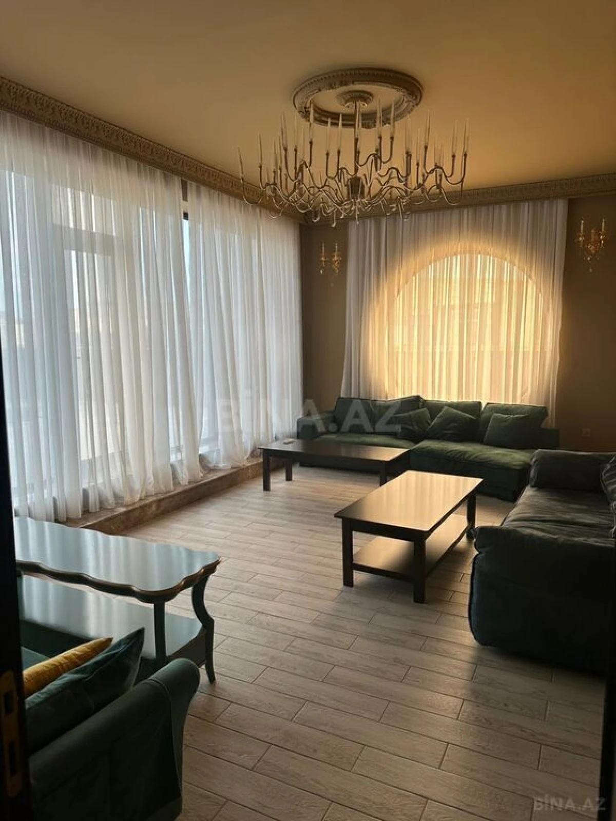 Kirayə verilir 8 otaqlı mənzil 1300 m²