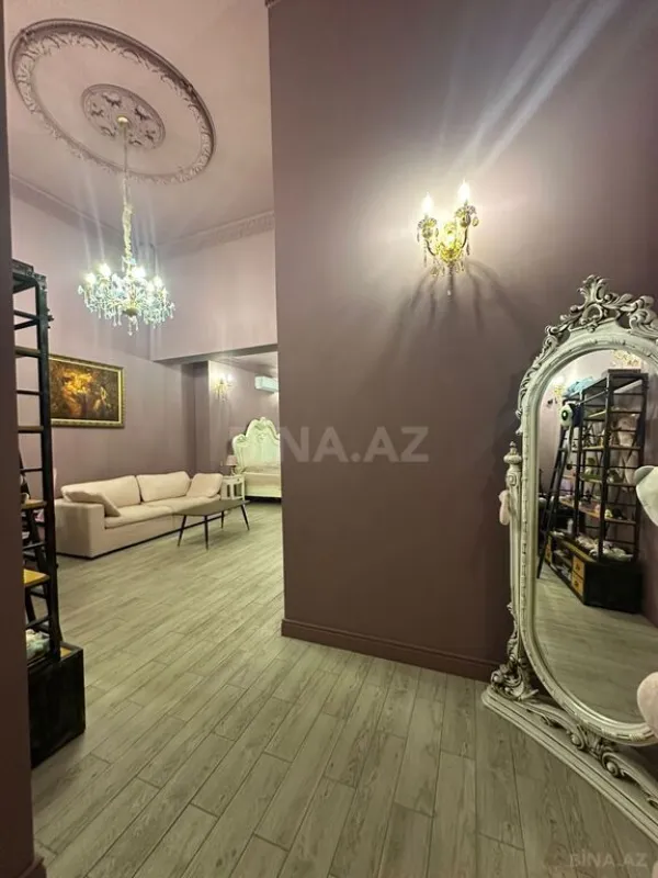 Kirayə verilir 8 otaqlı mənzil 1300 m²