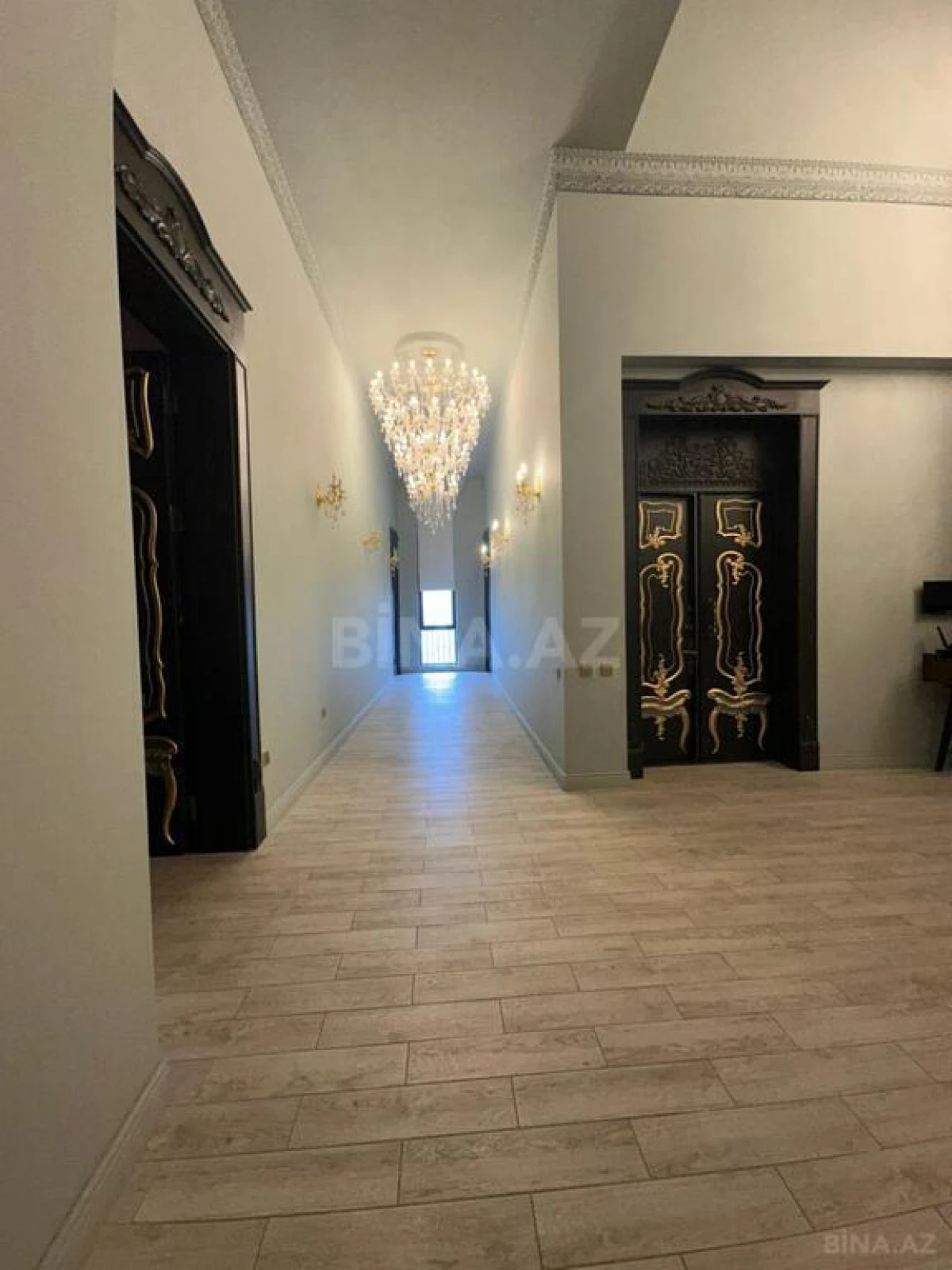 Kirayə verilir 8 otaqlı mənzil 1300 m²