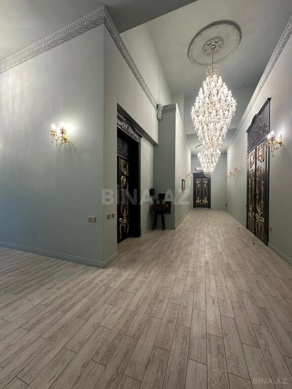 Kirayə verilir 8 otaqlı mənzil 1300 m²