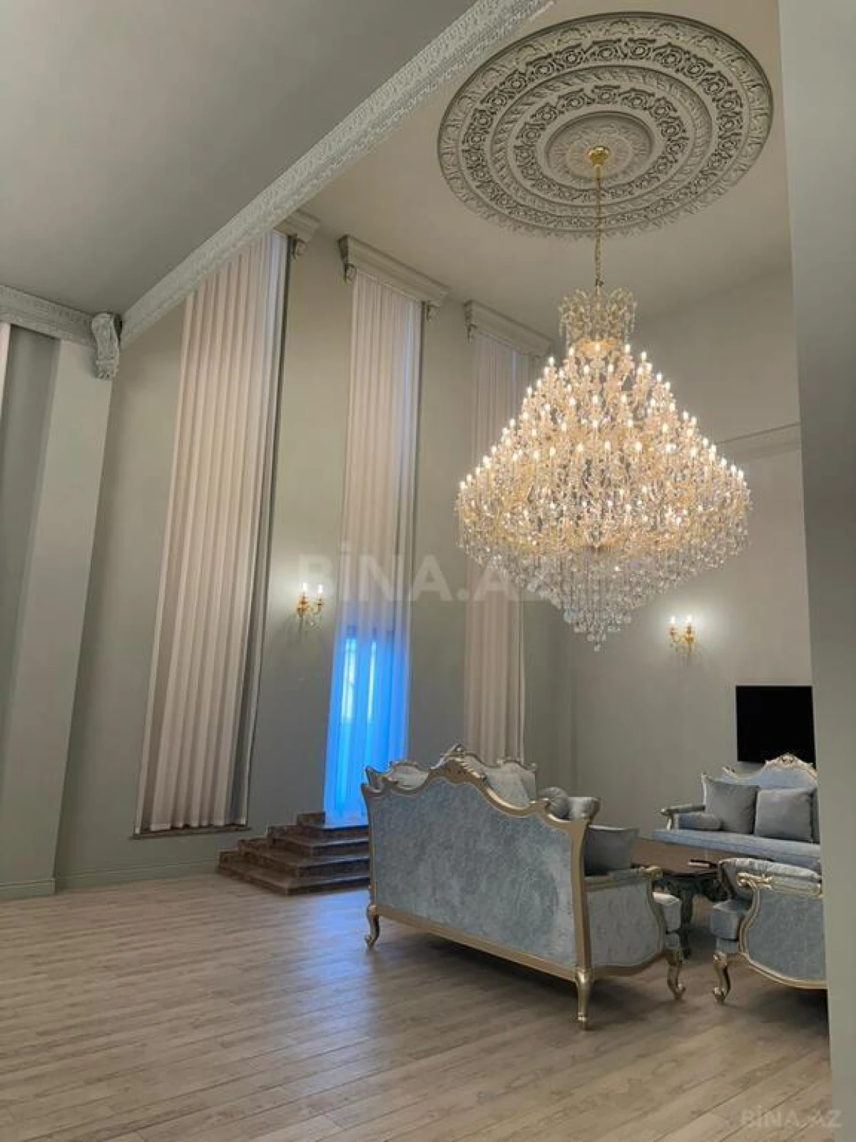 Kirayə verilir 8 otaqlı mənzil 1300 m²