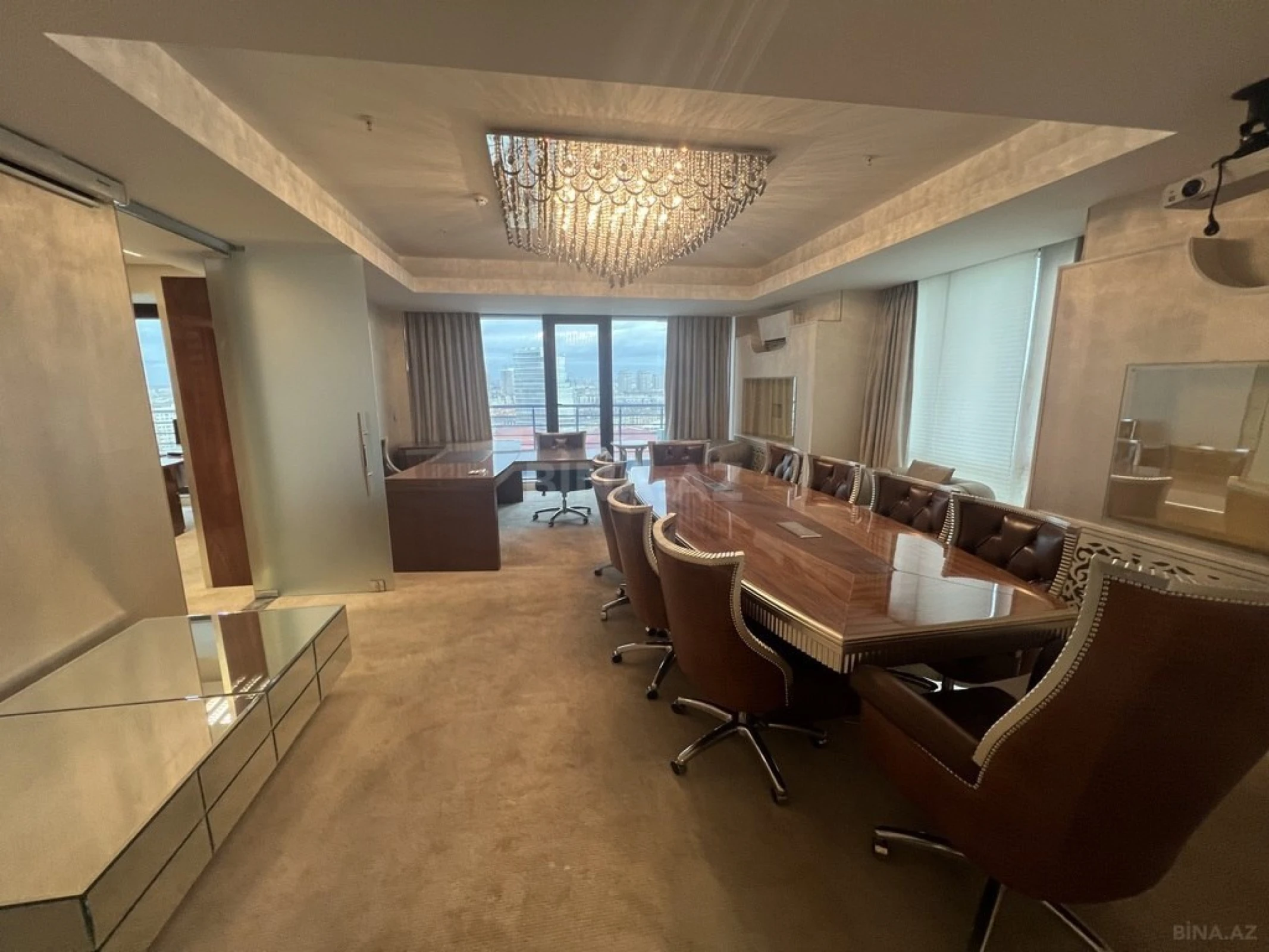 Satılır 4 otaqlı ofis 185 m²