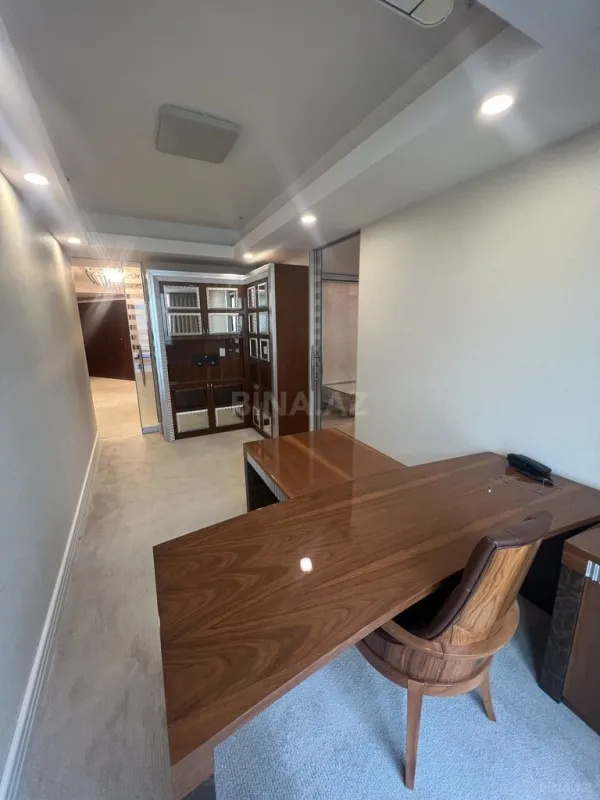 Satılır 4 otaqlı ofis 185 m²