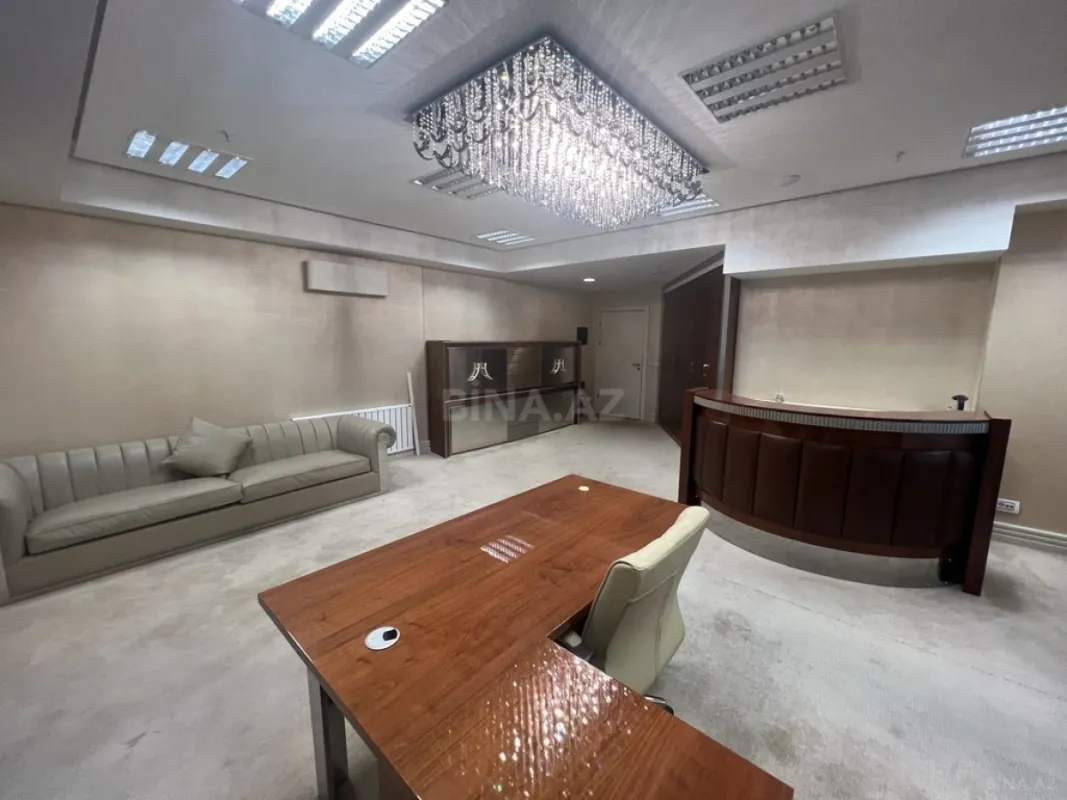 Satılır 4 otaqlı ofis 185 m²