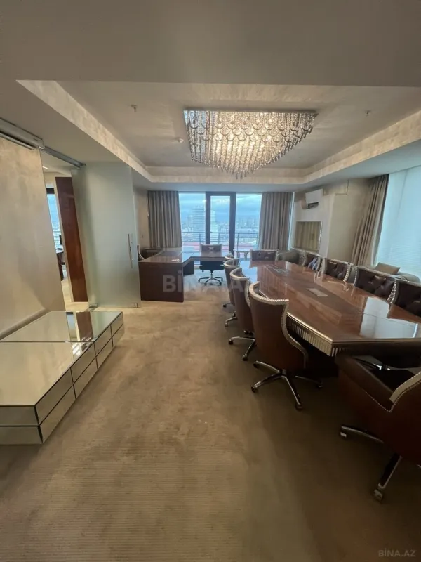 Satılır 4 otaqlı ofis 185 m²