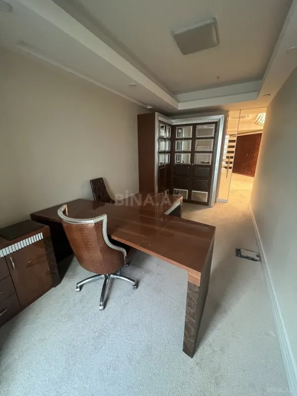 Satılır 4 otaqlı ofis 185 m²