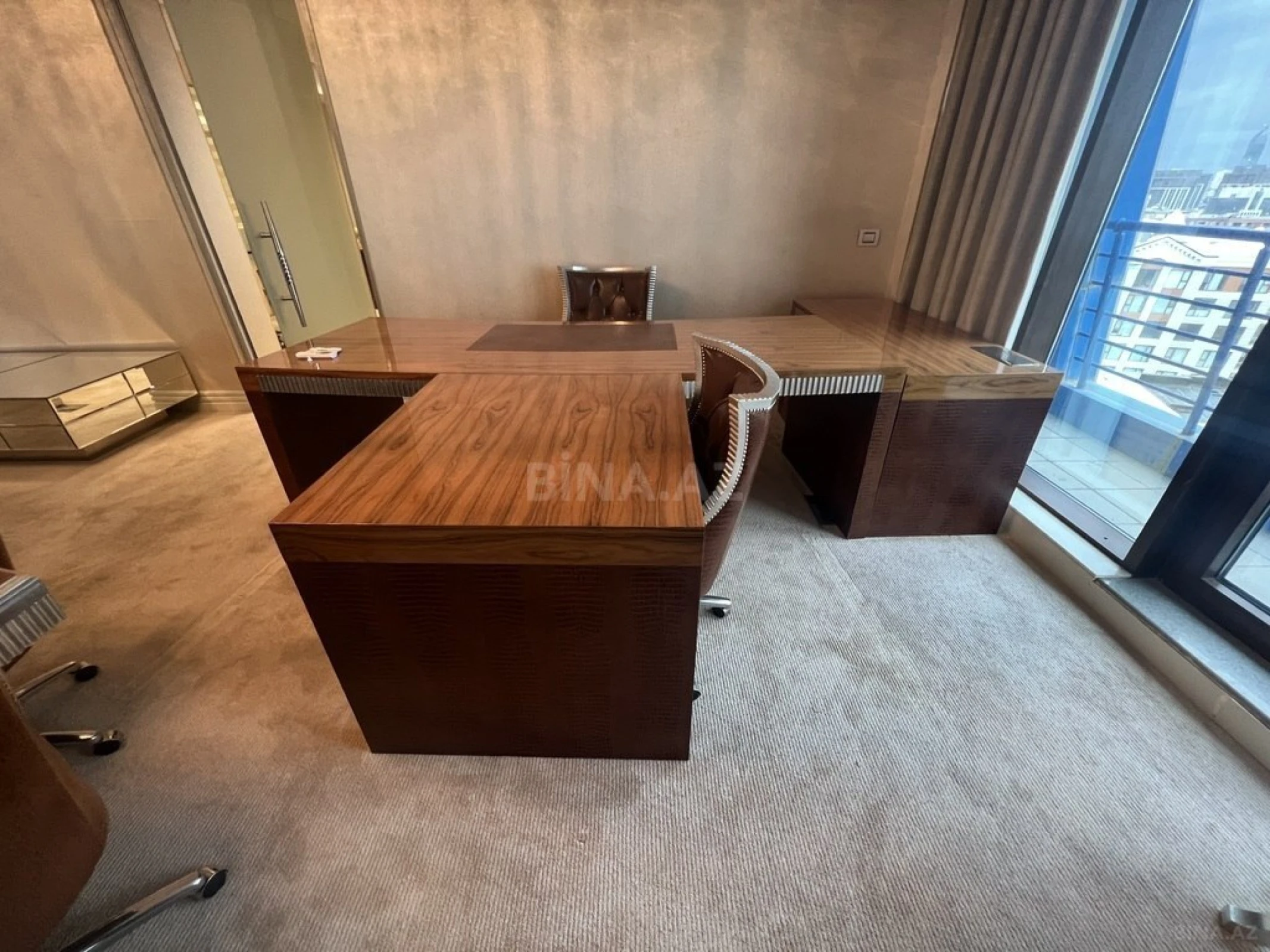 Satılır 4 otaqlı ofis 185 m²