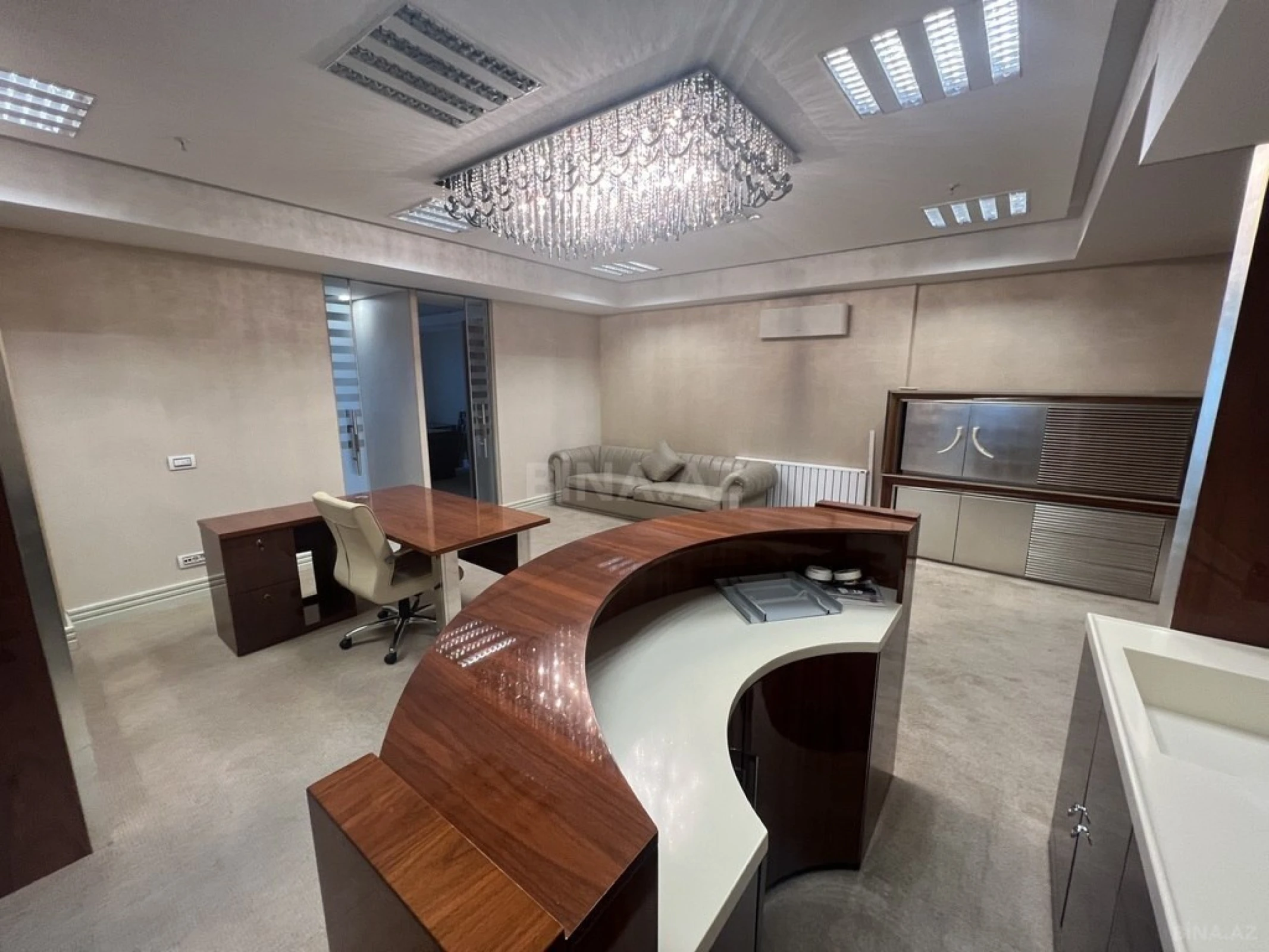 Satılır 4 otaqlı ofis 185 m²