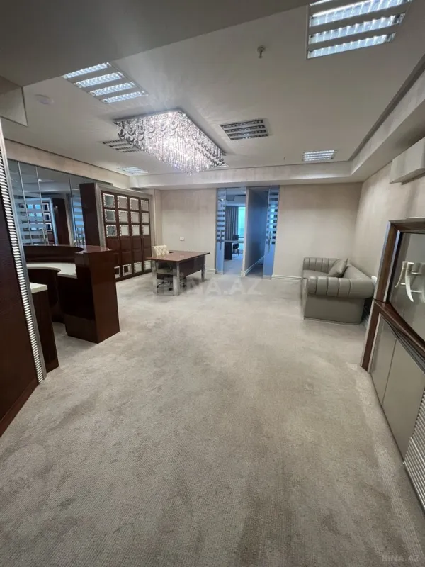 Satılır 4 otaqlı ofis 185 m²